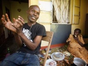 David Kato, amb la seva mare. Fotograma de la pel·lícula 'Kuchu'